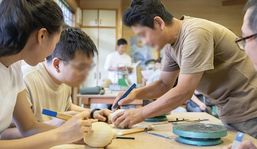 體驗過程中會由陶藝家親自指導