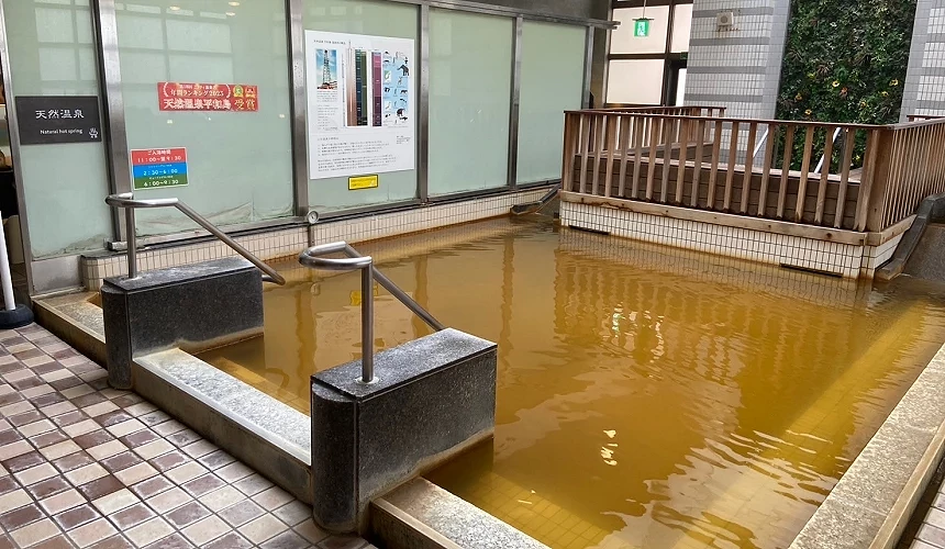 褐黃色的室內天然溫泉