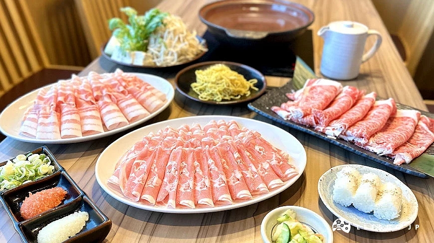 北海涮鍋(Hokkai Shabu Shabu)店內桌上放著3盤肉片,及火鍋用具及備料