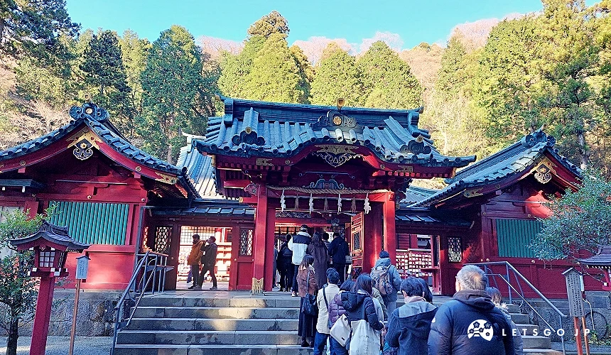 參拜的人排隊進入箱根神社