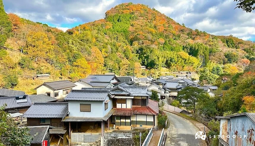 秋天的小鹿田燒之鄉可見覆滿紅葉的山頭