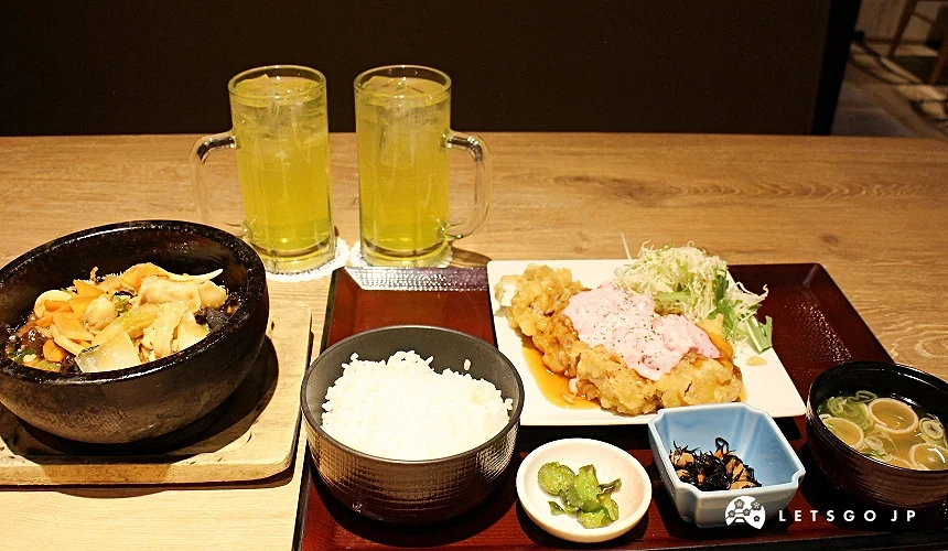 豐盛的石鍋海鮮燴麵、南蠻炸雞佐柴漬塔塔醬定食與兩杯飲料