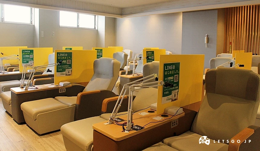擺放了許多躺椅的24小時開放的免費休息區