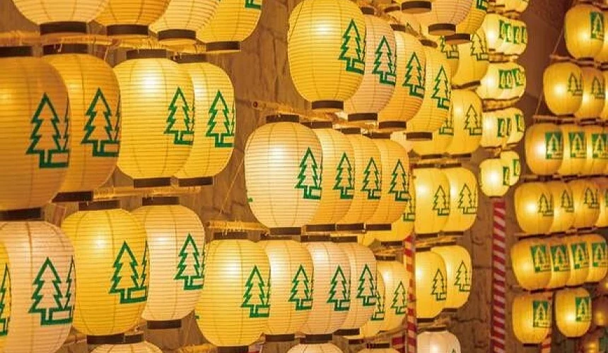 龜之井酒店田澤湖大廳,天花懸掛竿燈裝飾