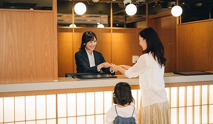 東京 MIMARU 公寓式飯店大廳,多語言服務櫃檯