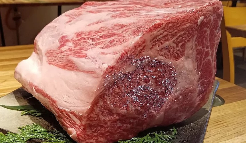一塊厚實的石垣牛沙朗原肉,展示其細緻如大理石紋路的油脂分佈。