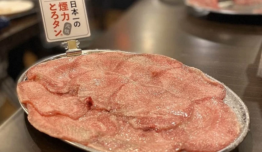 擺滿整盤的招牌「煙力 TOROTAN」薄切鹽味牛舌。