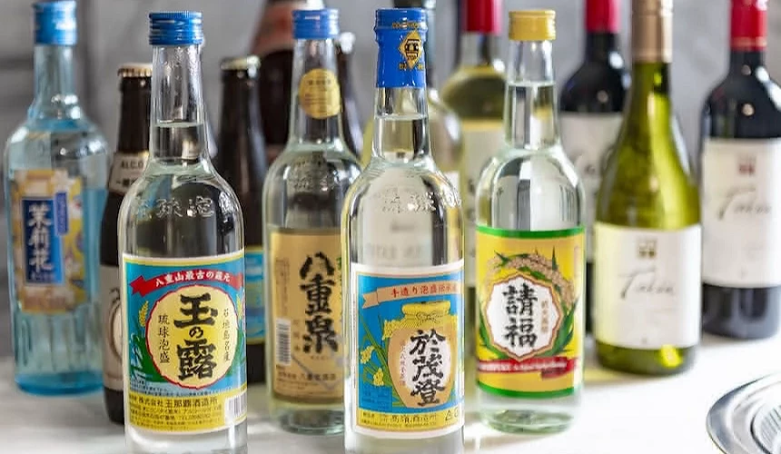 一排沖繩當地的泡盛酒與各式酒瓶,背景展示 Happy Hour 的優惠。