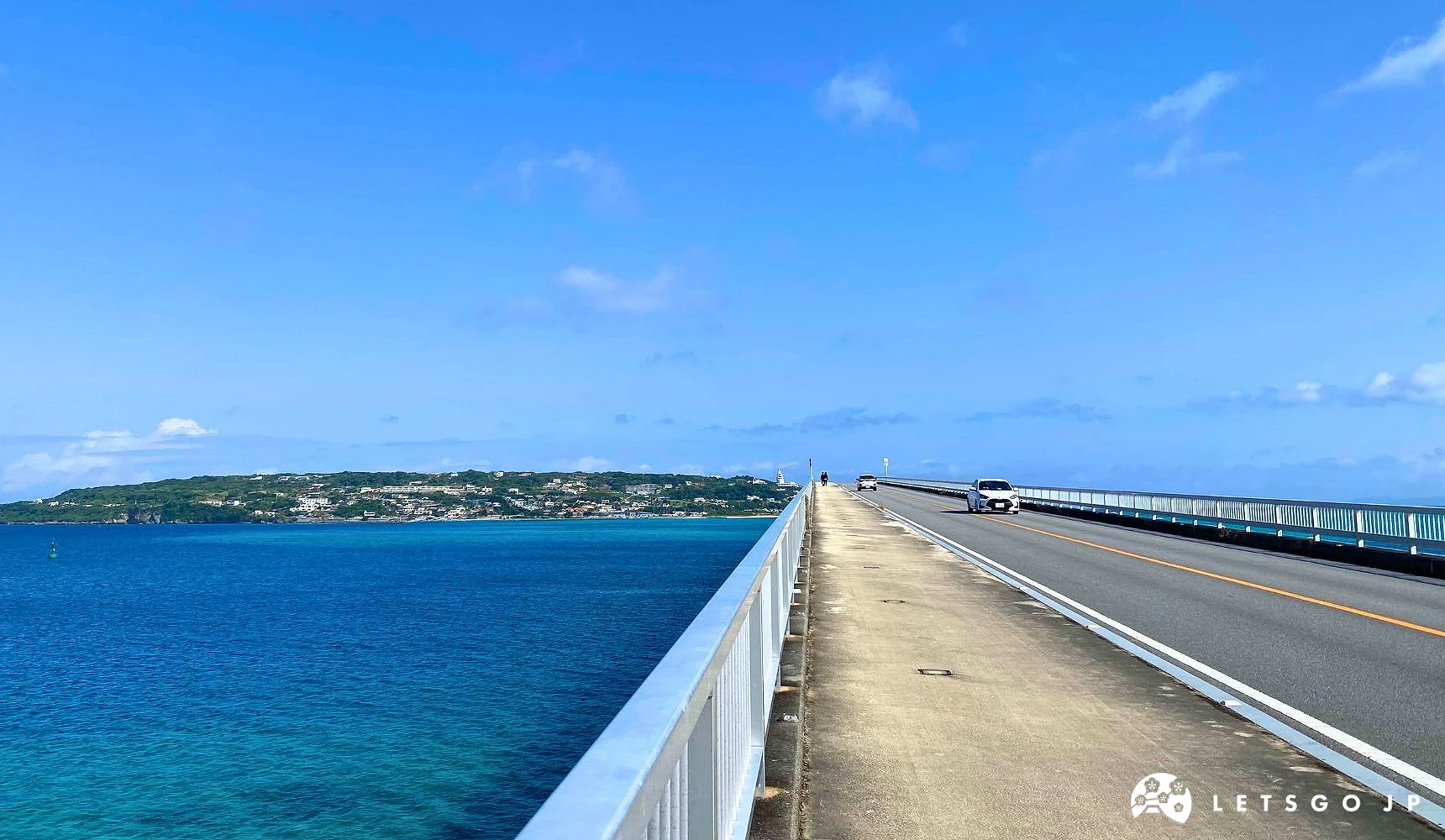 綿延至天際的道路,旁邊為藍色大海