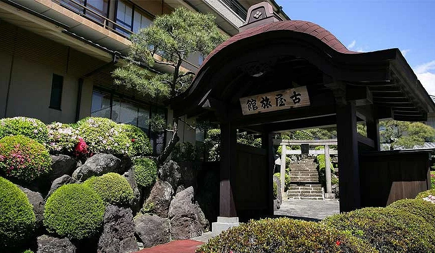 古屋旅館的日式庭園入口與木造山門