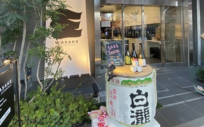 WASAKE清酒體驗店門口酒桶與試飲展示