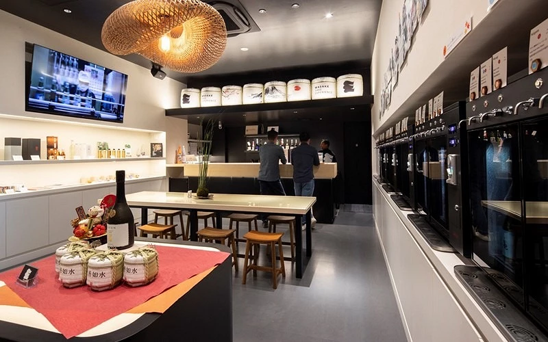 WASAKE清酒體驗店室內空間與自助酒牆