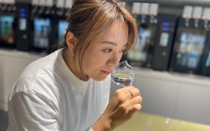 女子在清酒體驗店聞香試飲