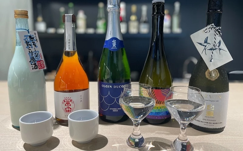 多款清酒排放桌上,前方放置酒杯與品飲杯