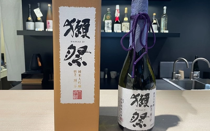 獺祭純米大吟釀清酒與包裝盒展示