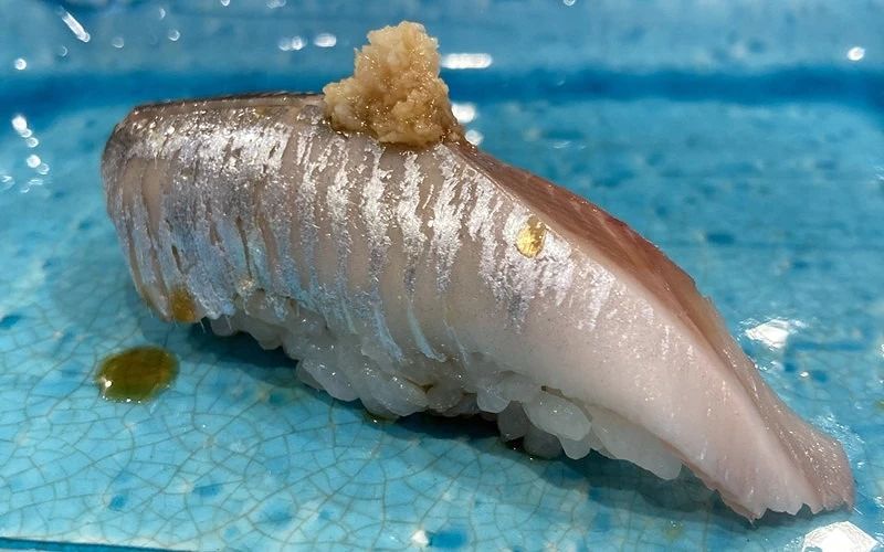 魚肉握壽司上放薑末置於藍盤