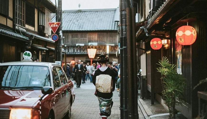 藝伎行走於古色古香的京都巷弄中