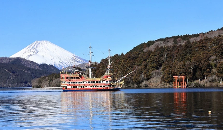 箱根海賊船跟富士山在蘆之湖的同框畫面