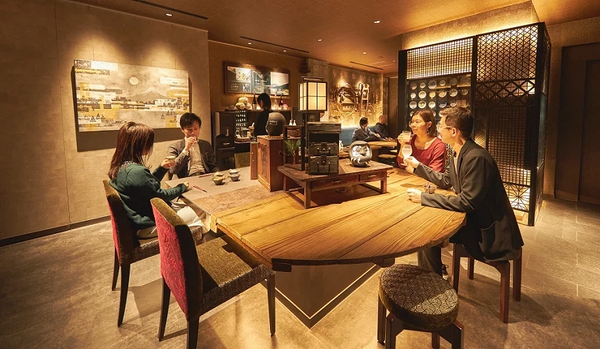 在飯店中可盡情享用吉川釀造的日本酒和輕食自助餐