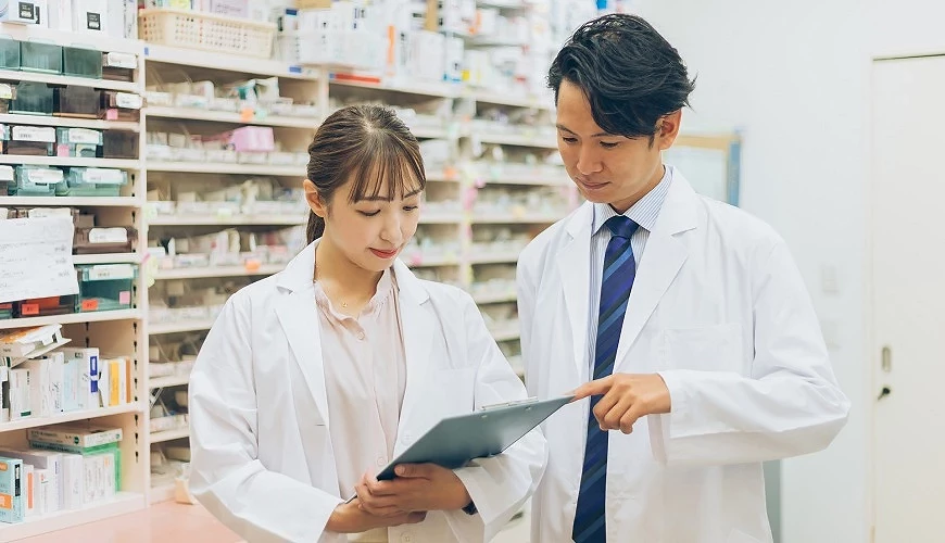 醫生與藥師開立處方箋
