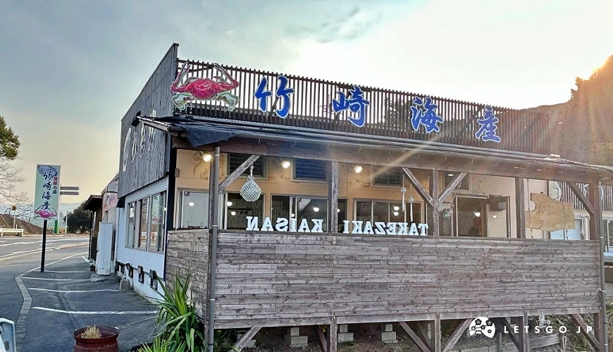牡蠣小屋「竹崎海產」的店門口,木質設計加上顯眼的藍色的招牌店名及螃蟹圖案