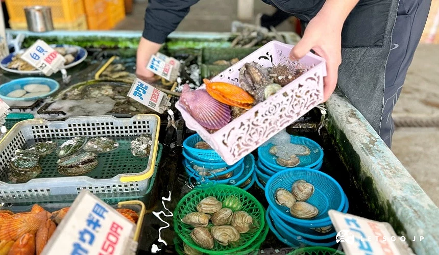 多種海鮮陳列,有專人陪同挑選水槽內新鮮海產放進籃子裡