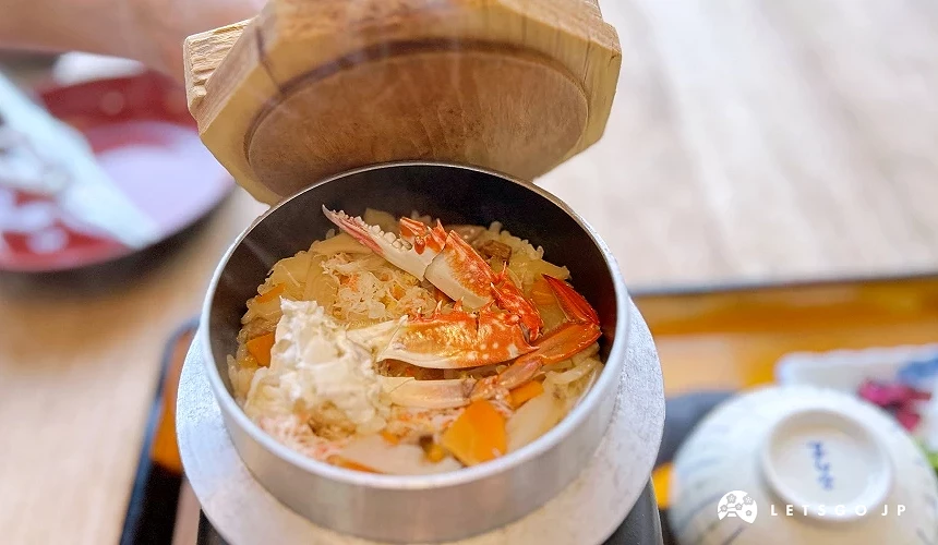 釜鍋飯裡放了半隻螃蟹
