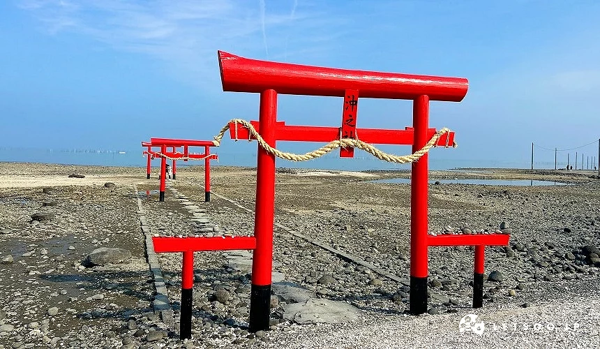 海灘延伸三個並排的紅色鳥居,退潮時的海中鳥居可以直接行走