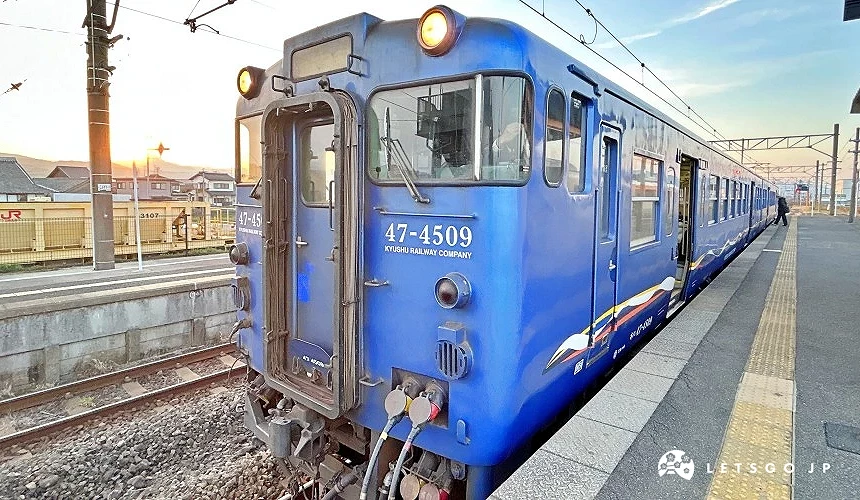 藍色車身的「JR長崎本線」停駛在月台上