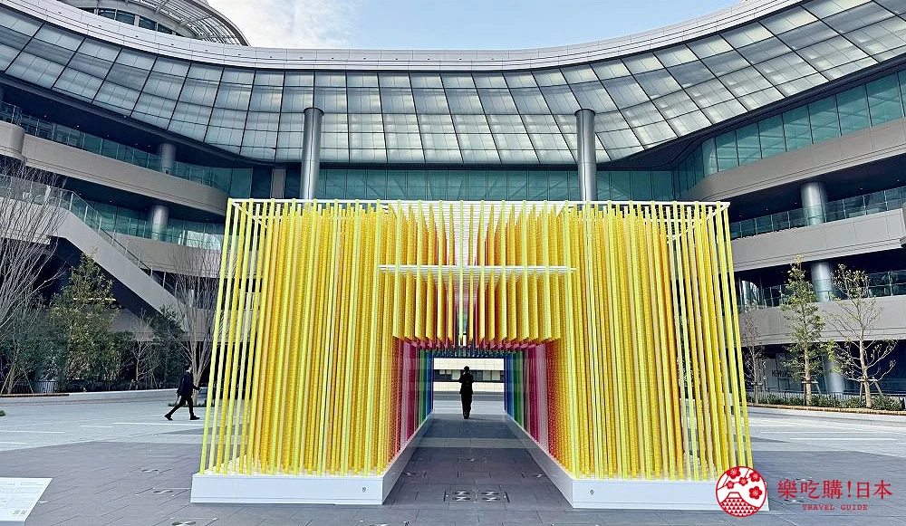 高輪 GATEWAY CITY 的裝置藝術〈100 colors〉