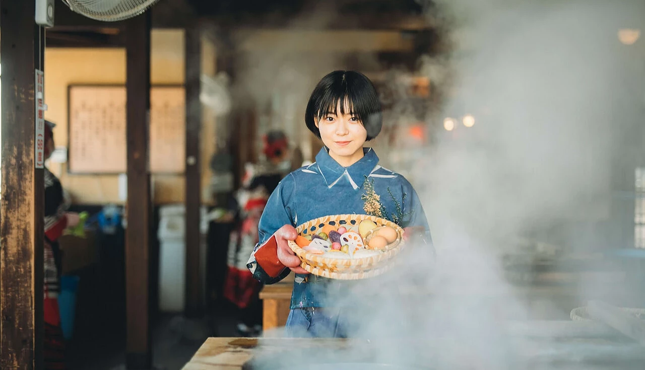 女孩手上拿著裝著許多食材的竹籃