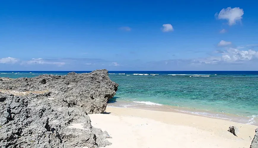 鳩間島以琉璃色海水聞名。