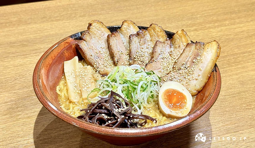 「吉山商店」推薦拉麵「焙煎芝麻味噌炙烤叉燒麵」攝影:Angie