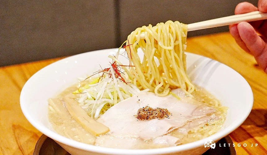 「大阪 拉麵京」推薦拉麵「雞白湯 京拉麵」細直麵與湯頭很搭攝影:Angie