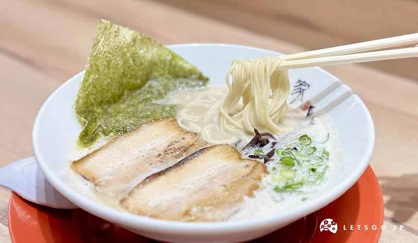 「金田家」推薦拉麵「黑豚拉麵」 濃醇無腥味的豚骨湯頭搭配經典細直麵攝影:Angie
