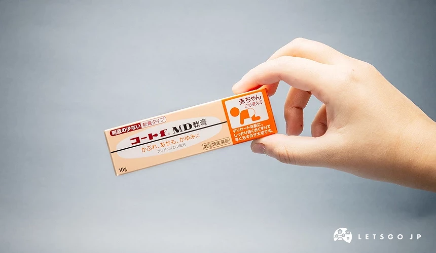 手上拿著一個橘色藥盒