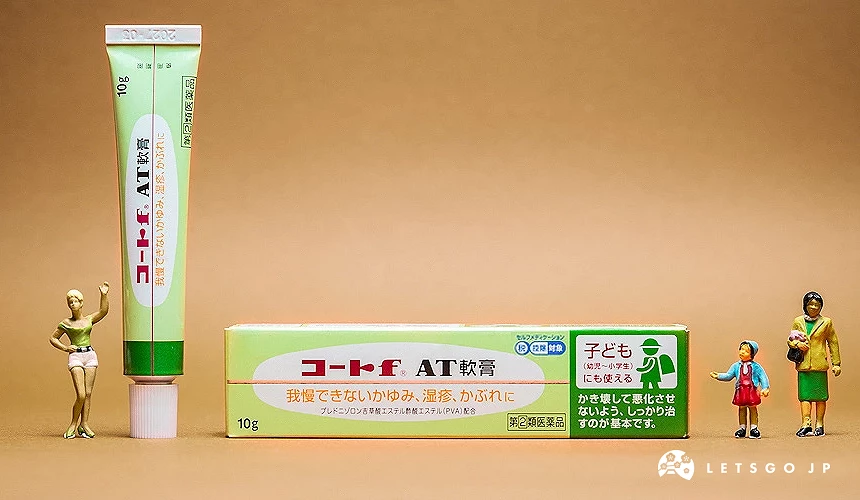 一個綠色紙盒與藥膏,旁邊有迷你模型