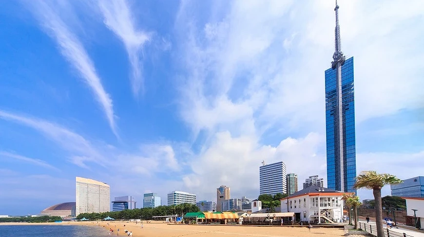 福岡塔與沙灘的港邊風景
