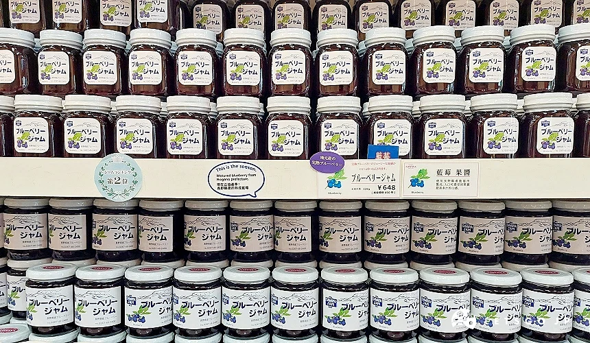 置物架擺滿果醬