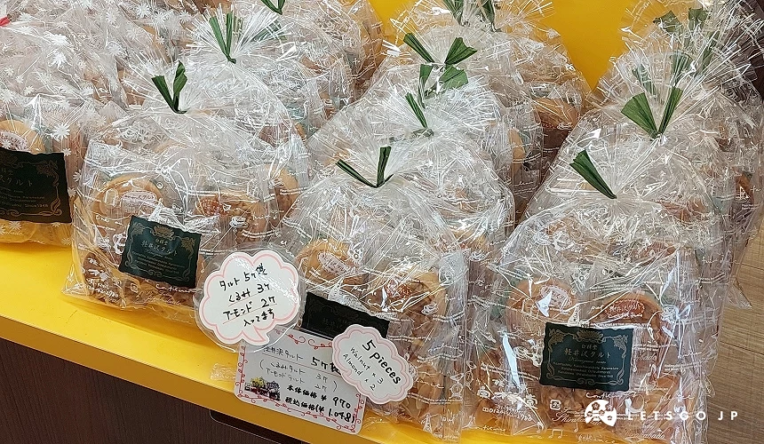 白樺堂店內擺放的「輕井澤塔」5入裝禮盒,內含核桃與杏仁口味,透明袋裝並附有含稅價格標示