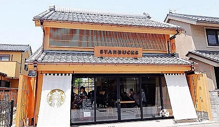 「星巴克 川越時鐘道路店」(Starbucks 川越鐘つき通り店)融合傳統藏造風格的外觀,設有木製招牌與印有品牌標誌的白色暖簾