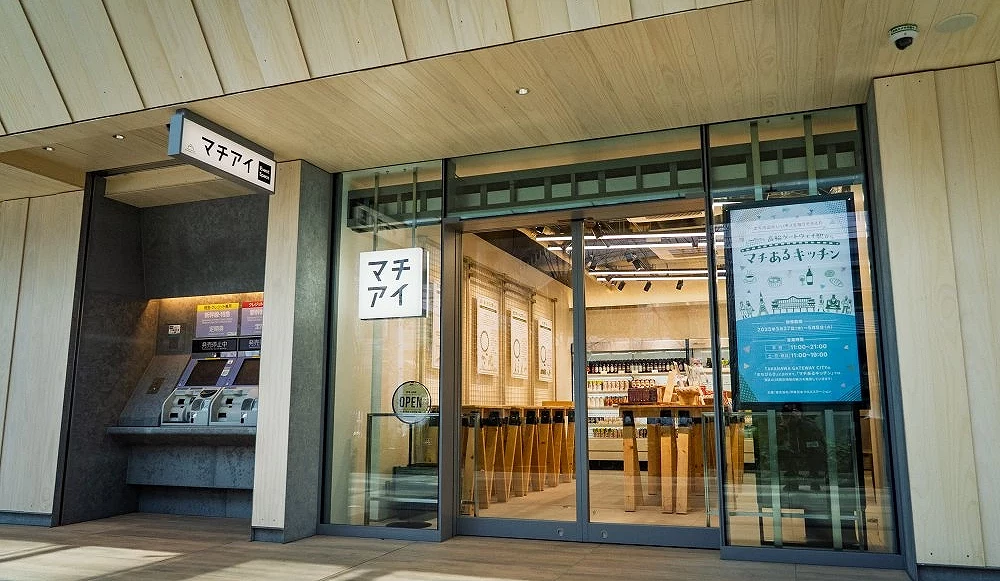 高輪 GATEWAY 車站南口旁的活動空間MACHIAI(マチアイ)門口