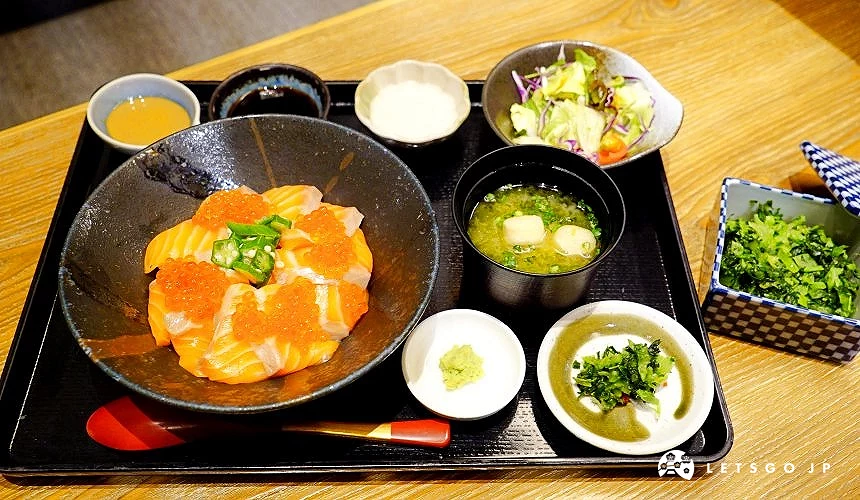 豐盛的海鮮丼套餐