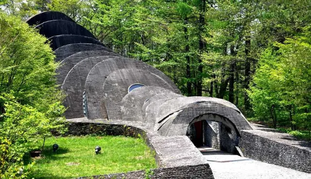 石之教會內村鑑三紀念堂：絕美建築朝聖地，感受自然光影與靜謐祈禱氛圍