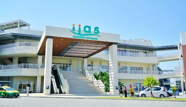 「iias沖繩豐崎」購物中心全攻略：美食、水族館、機場20分鐘必逛 的縮圖
