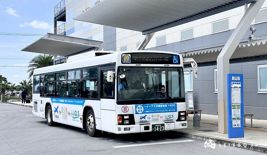 有一台公車停在那霸機場的TK02號、95號公車等待處