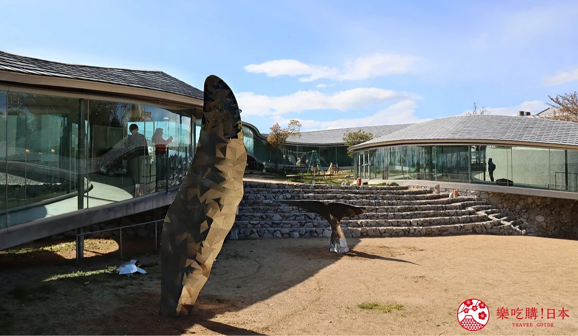 藝術家 Tomoaki Shibata 的作品≪屋島藝術動物園 海洋與森林的彼端≫空與海 迴游於時空之間。
