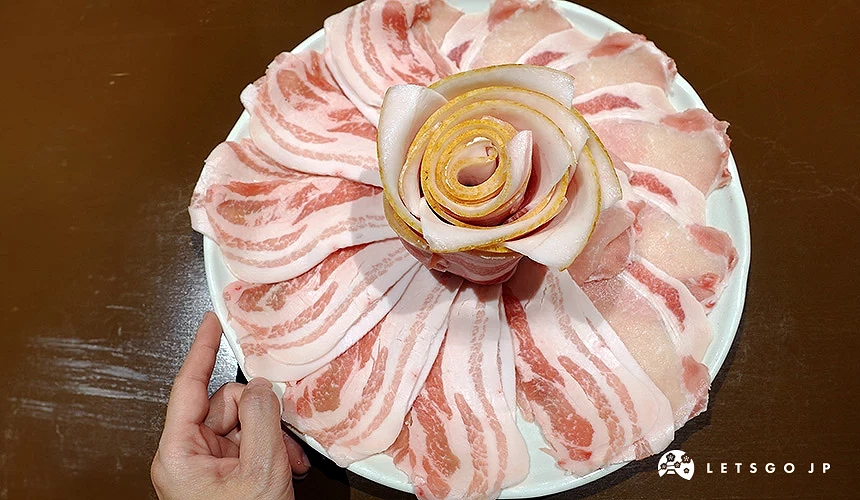 CHABU 那霸東町店的奢華套餐中新鮮可口的三種豬肉片組合,照片是三人份的鳳梨阿古豬五花肉、鳳梨阿古豬里肌肉、品牌豬帶皮五花肉