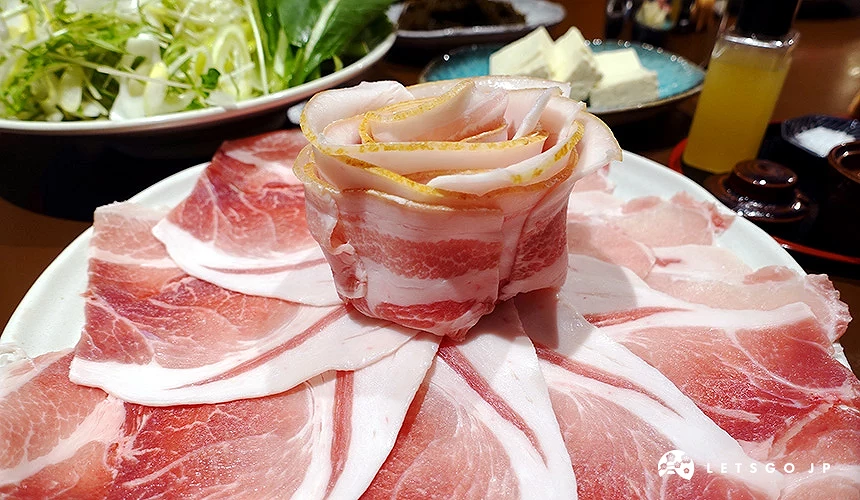 照片是三人份的阿古豬五花肉、阿古豬里肌肉、品牌豬帶皮五花肉