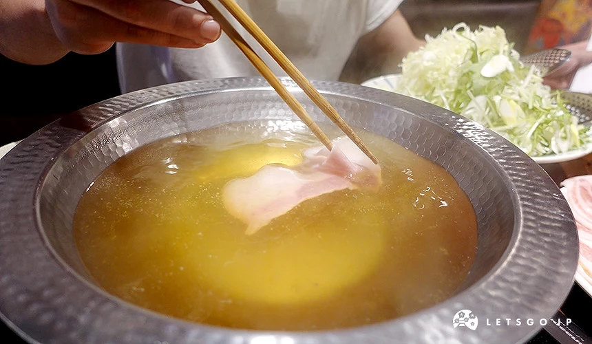 在CHABU 那霸東町店裡正在涮肉片的涮涮鍋